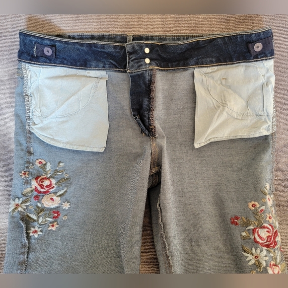 Women's Sz 20 SO Brand Embroidered Blue Jeans PLUS SIZE Y2K Cottagecore NICE - Picture 5 of 9